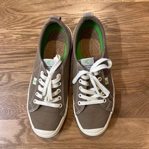 Cariuma sneaker Size 9. Listed as Sand color ( similar to olive green).